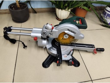 Пила торцовочная Metabo KGS 216